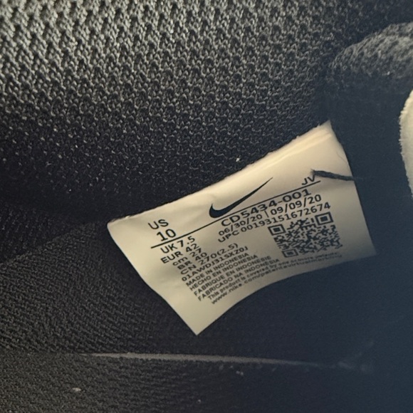 Nike Classic Black and White Leather Shoes - 10W/8.5M - Picture 2 of 7